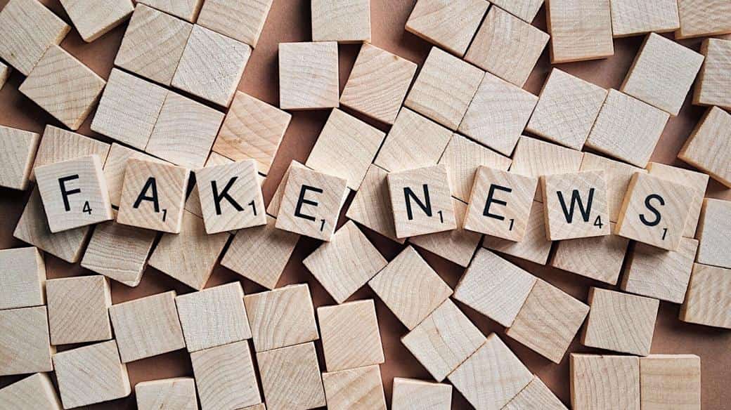 Jak internetové portály bojují s dezinformacemi? Nové metody proti nepravdivým zprávám