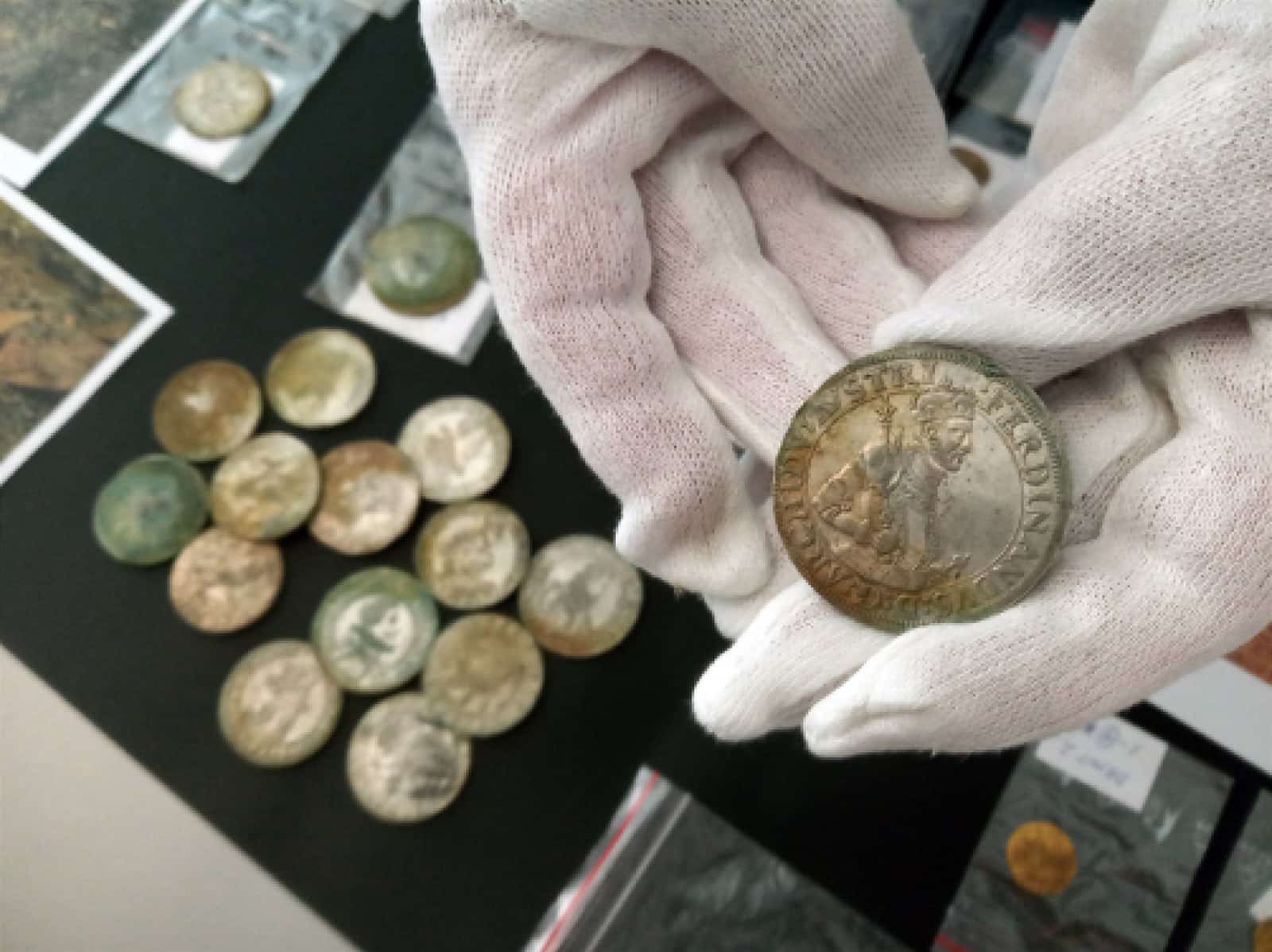 Nečekaný poklad objevený na zahradě: Manželé zbohatli díky zlatým mincím