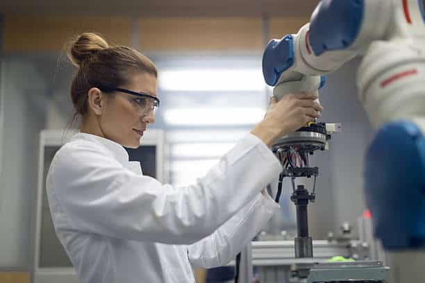 Umělá inteligence vs. lidská práce: Bill Gates předpovídá revoluci v profesích