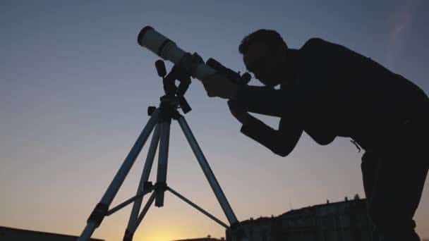 Měsíc prochází Plejádami: Zajímavý astronomický úkaz v noci na 1. dubna