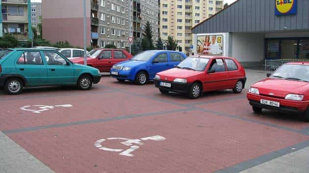 Překvapivé důsledky neoprávněného parkování na místech pro postižené: Co vám hrozí?