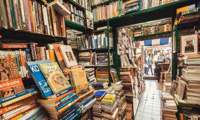 Neuvěřitelné nálezy v bazarech: Staré knihy za pár korun mohou mít hodnotu tisíců!