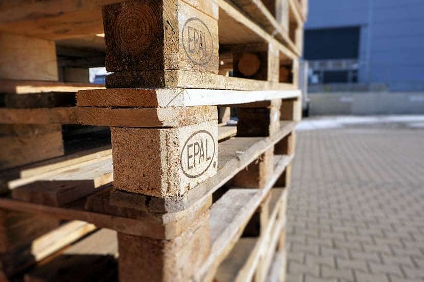 Jak recyklovat staré palety: Průvodce krok za krokem pro kreativní užití